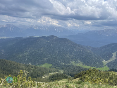 Hoher Fricken Mountain, ascend via west face, descend via east face