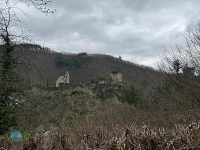 Esch-Sauer – Burgruine mit Turm Runde von Esch-sur-Sûre