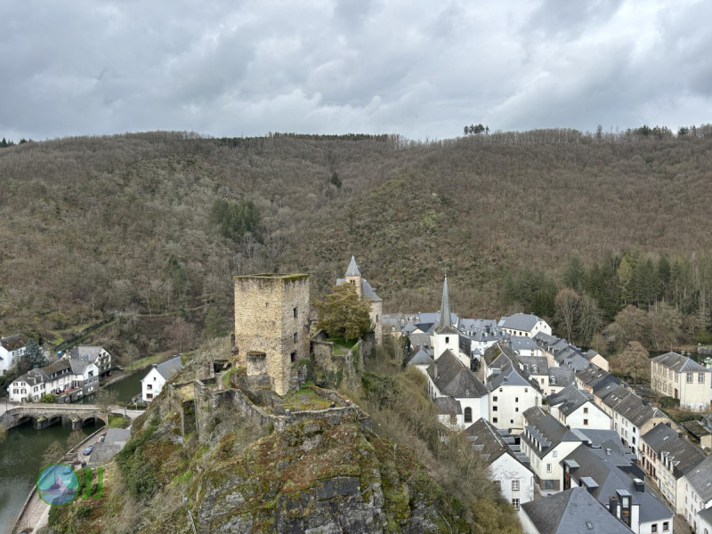 Esch-Sauer – Burgruine mit Turm Runde von Esch-sur-Sûre Photo